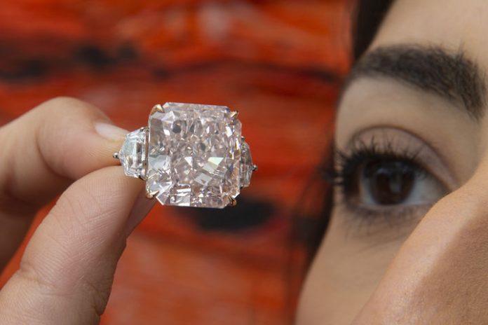 [미국=AP/뉴시스] 가짜 다이아몬드로 약 380억원을 대출받는 데 일조한 새마을금고 전 간부가 대법원에서 징역형이 확정됐다. 사진은 스위스 제네바에서 열린 다이아몬드 경매장의 반지로 본문과 무관. (사진=뉴시스DB) photo@newsis.com *재판매 및 DB 금지