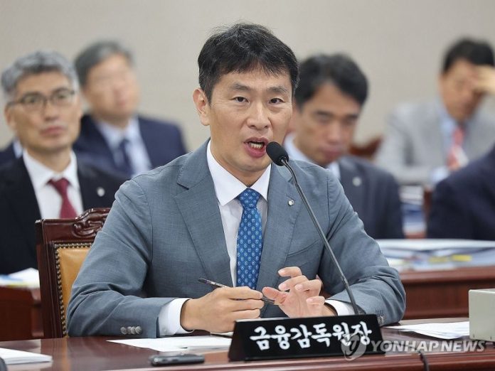 답변하는 이복현 금융감독원장 (서울=연합뉴스) 류영석 기자 = 17일 오전 서울 여의도 금융감독원에서 열린 금감원에 대한 국회 정무위원회 국정감사에서 이복현 금감원장이 의원 질의에 답변하고 있다. 2023.10.17 ondol@yna.co.kr (끝)