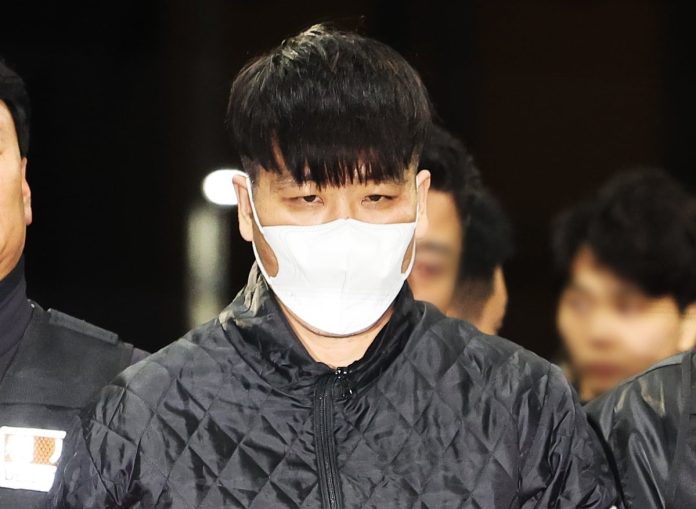 수강도 혐의로 서울구치소에 수감됐다가 병원 치료 중 달아난 김길수가 6일 오후 검거돼 경기도 안양동안경찰서로 압송되고 있다./사진=연합뉴스