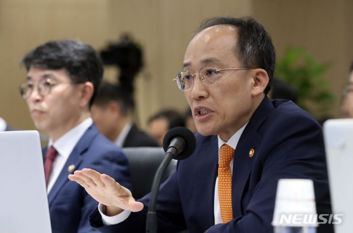 추경호 "30~40% 저렴한 알뜰폰 5G 요금제·중저가폰 출시 유도"