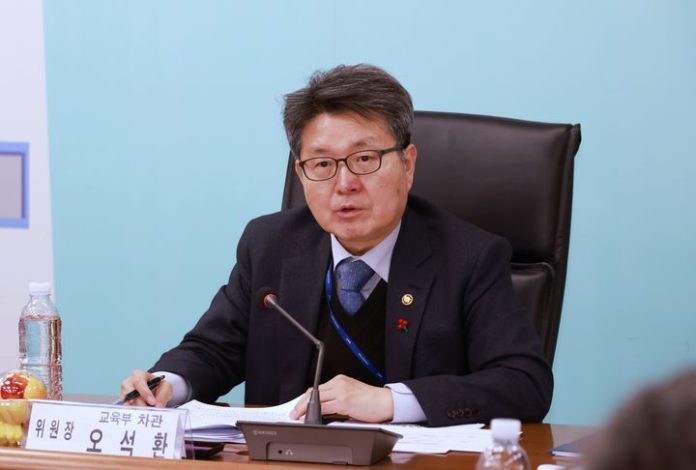 [세종=뉴시스] 오석환 교육부 차관이 22일 오후 서울 중구 한국장학재단 서울사무소에서 열린 2023년도 제2차 학자금지원제도심의위원회에서 발언하는 모습. (사진=교육부 제공). 2023.12.22. photo@newsis.com *재판매 및 DB 금지