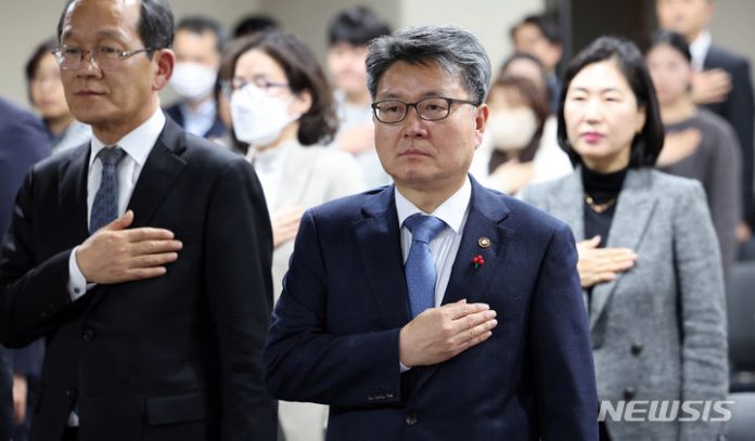 [세종=뉴시스] 강종민 기자 = 오석환 교육부 차관이 지난 8일 오후 세종시 정부세종청사에서 열린 취임식에서 국민의례를 나누고 있다. 2023.12.22. ppkjm@newsis.com