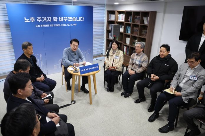 윤석열 대통령이 21일 서울 중랑구의 소규모주택정비 관리지역인 모아타운을 방문, 지역주민들과 도심 주택공급 간담회를 하고 있다. (대통령실통신사진기자단) /사진=뉴시스화상