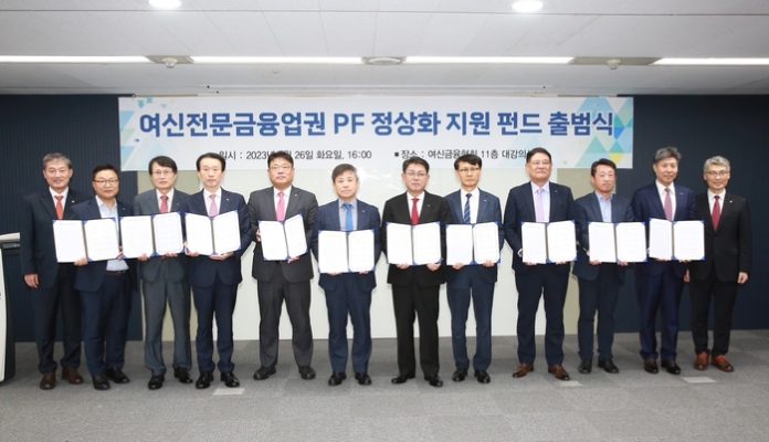 이준수 금융감독원 부원장(오른쪽 첫 번째), 정완규 여신금융협회 회장(왼쪽 첫 번째) 등 참석자들이 지난 9월26일 서울 다동 여신금융협회에서 열린 ‘여신전문금융업권 부동산 프로젝트파이낸싱(PF) 정상화 지원펀드’ 출번식 후 기념촬영을 하고 있다. (왼쪽부터) 정 회장, 이갑석 KB캐피탈 상무, 이범구 NH농협캐피탈 부사장, 김성주 BNK캐피탈 대표, 함석호 IBK캐피탈 대표, 박승오 하나캐피탈 대표, 정운진 신한캐피탈 대표, 정연기 우리금융캐피탈 대표, 김병희 DGB캐피탈 대표, 김창영 메리츠캐피탈 상무, 김용식 한국투자리얼에셋운용 대표, 이 부원장. 여신금융협회 제공