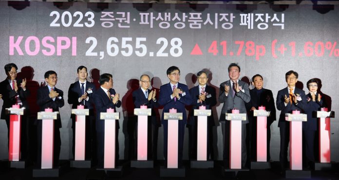 지난 12월 28일 부산 남구 부산국제금융센터에서 열린 2023년 증권·파생식품 시장 폐장식 모습. 코스피는 올해 마지막 거래일인 28일 1.6% 상승해 2천655.28로 마무리했다./연합뉴스