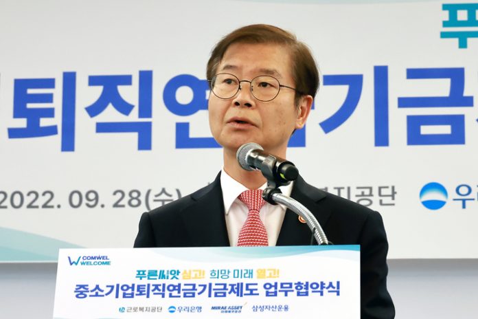 [서울=뉴시스] 이정식 고용노동부 장관이 지난해 9월28일 서울 중구 롯데호텔에서 열린 