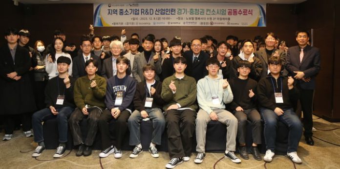 [오산=뉴시스] 지역 중소기업 R&D 산업 인턴 지원사업 경기·충청권 공동 수료식. (사진=한신대 제공) 2023.12.08. photo@newsis.com *재판매 및 DB 금지