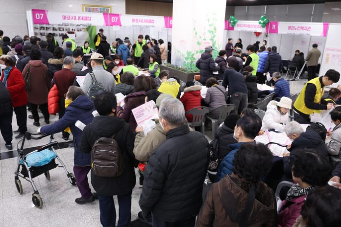 지난달 13일 서울 마포구청에서 열린 2023 마포구 노인 일자리 박람회장이 일자리를 구하려는 노인들로 북적이고 있다. 연합뉴스
