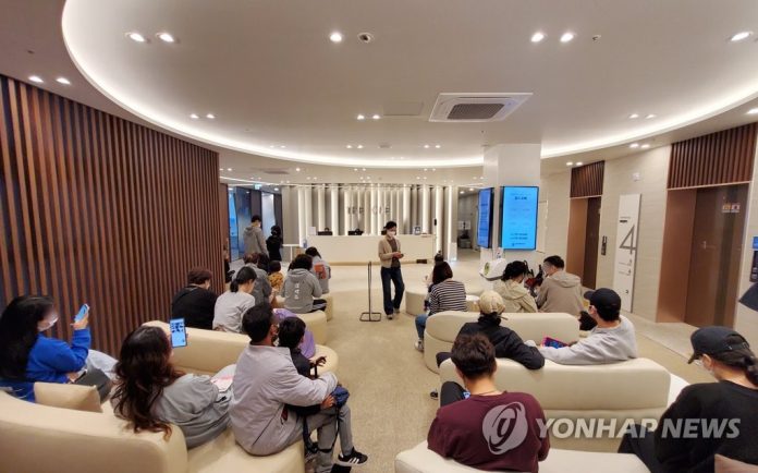 '호흡기 치료 기다리는 어린이들'