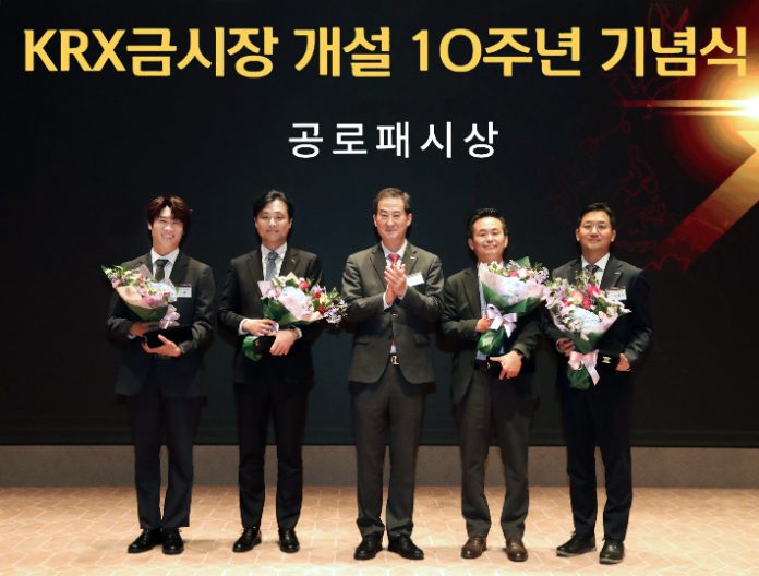 왼쪽부터 KRX금시장 진선규 홍보대사, 한국투자증권 지현준 본부장, 한국거래소 이경식 파생상품시장본부장, 한국금거래소 송종길 대표, 한국투자신탁운용 남용수 본부장. 한국거래소 제공 