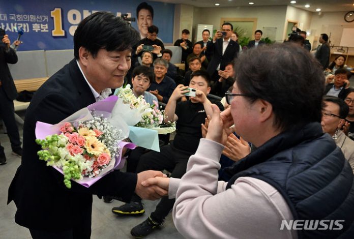 [안산=뉴시스] 경기사진공동취재단 = 제22대 국회의원 선거 안산갑에 출마한 양문석 더불어민주당 후보가 11일 경기 안산시 선거사무소에서 당선이 확실시되자 지지자들에게 꽃다발을 받고 있다. 2024.04.11. photo@newsis.com