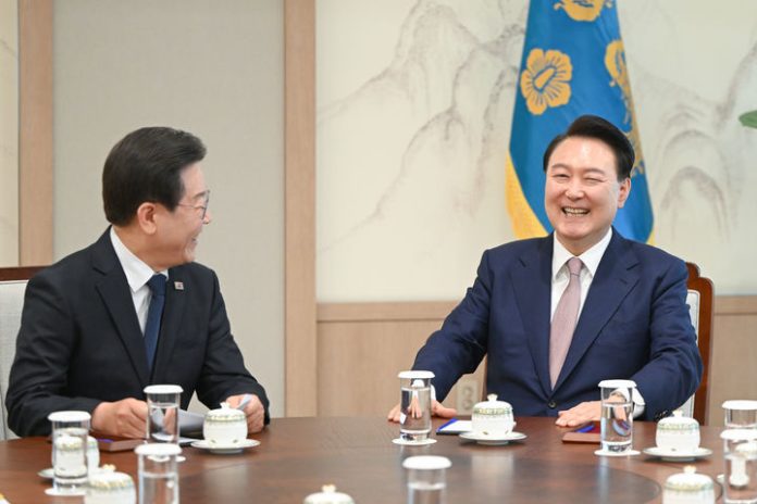 [서울=뉴시스]윤석열 대통령이 29일 서울 용산 대통령실 집무실에서 열린 더불어민주당 이재명 대표와의 영수회담을 하고 있다. (사진=대통령실 제공) 2024.04.29. photo@newsis.com *재판매 및 DB 금지