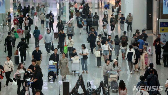[인천공항=뉴시스] 김선웅 기자 = 근로자의 날과 어린이날 연휴를 포함한 엿새간 인천공항 해외 여행객 수가 112만명을 넘을 것으로 전망된다. 2024.05.01. mangusta@newsis.com 