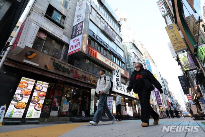 [서울=뉴시스] 황준선 기자 = 정부와 국민의힘이 코로나19로 소액 채무를 연체한 소상공인과 서민을 위한 신용회복 지원에 나선다. 대상자는 2021년 9월부터 올해 1월까지 2000만원 이하의 소액 채무 연체자로 5월까지 연체액 전액을 상환하면 연체 기록을 삭제 해주는 