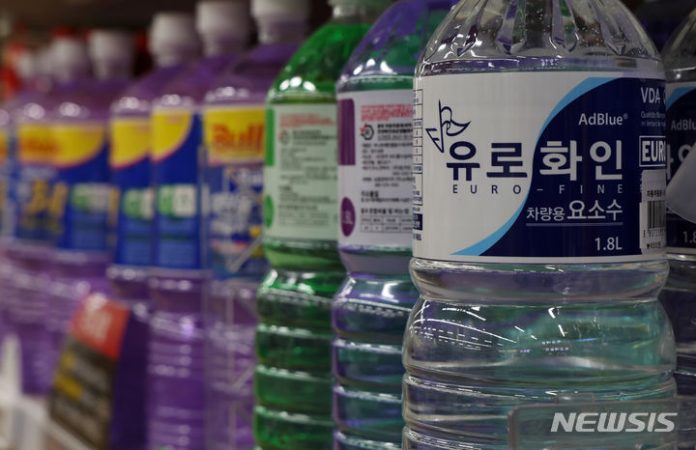 [서울=뉴시스] 김금보 기자 = 서울 시내 한 대형마트에 요소수 상품이 진열돼 있다. 2023.12.10. kgb@newsis.com