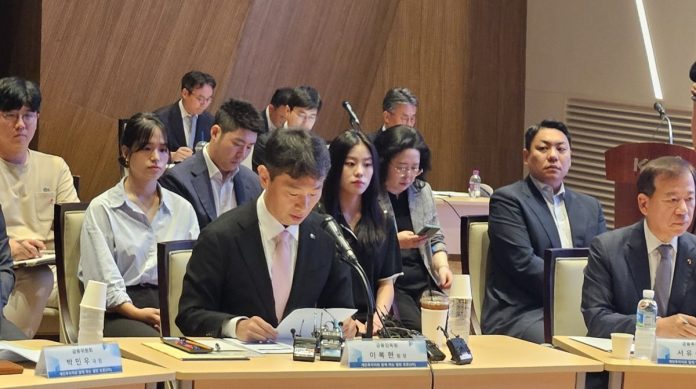 10일 서울 여의도동 한국거래소에서 이복현 금융감독원장이 '개인투자자와 함께하는 열린토론(3차)'에 참석해 공매도 전산화 방안 추진 경과를 설명하고 있다. 선한결 기자