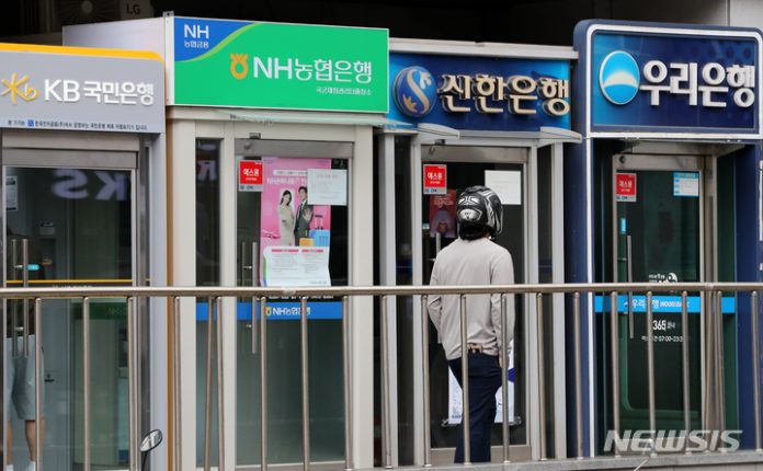 [서울=뉴시스] 김명년 기자 = 2일 오전 서울 한 시중은행 ATM기 앞으로 시민이 지나가고 있다. 2023.06.02. kmn@newsis.com