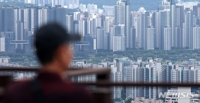 [서울=뉴시스] 추상철 기자 = 15일 오후 서울 용산구 남산에서 서울 도심 아파트가 보이고 있다.&nbsp; 은행권 주택담보대출이 1주일 만에 1조원대로 늘어났으나 은행 가계대출 잔액은 감소세로 돌아선 것으로 나타났다. 2024.07.15. scchoo@newsis.com