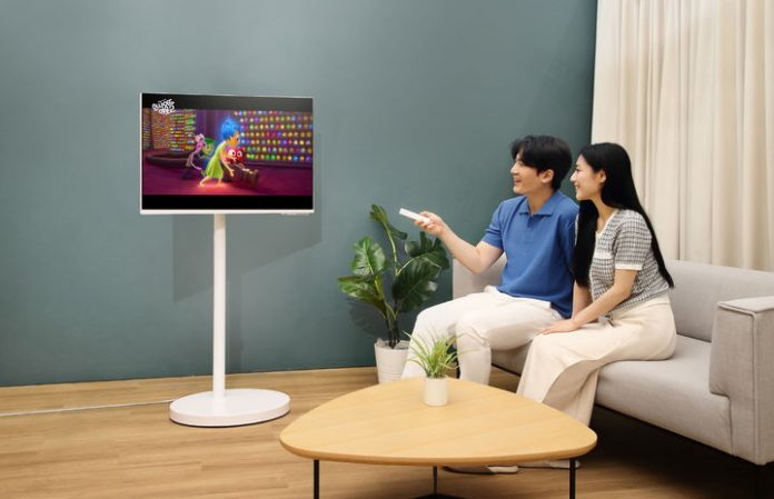[서울=뉴시스] 삼성전자 모델이 삼성전자 스마트모니터에 무빙 스탠드를 결합한 