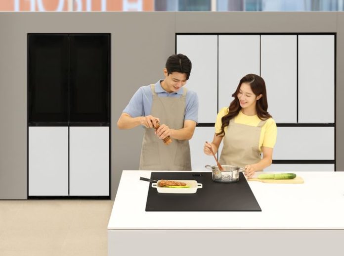[서울=뉴시스]삼성전자 모델이 삼성스토어에서 