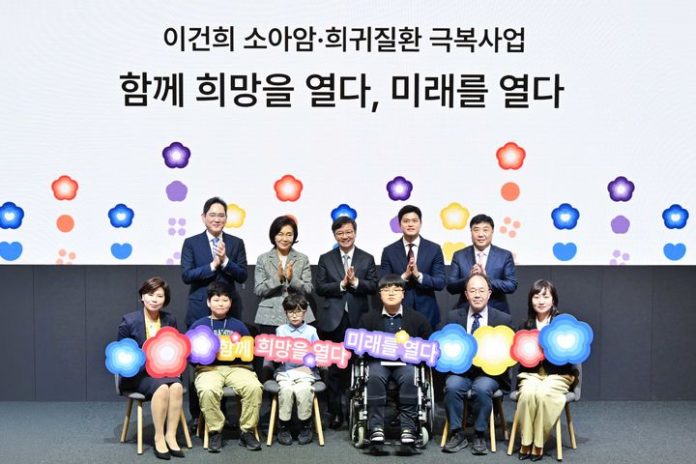 [서울=뉴시스](뒷줄 왼쪽부터) 이재용 삼성전자 회장, 홍라희 전 리움미술관장, 김영태 서울대병원장, 김용태 국회의원, 박중신 서울대병원 진료부원장, 최은화(앞줄 왼쪽) 소아암ㆍ희귀질환 지원사업단장이 21일 서울대어린이병원에서 열린 