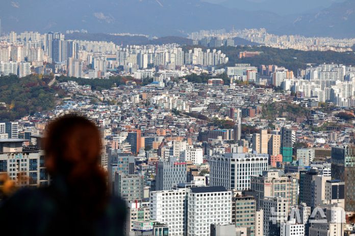 [서울=뉴시스] 김금보 기자 = 서울 아파트 매매가격이 32주 연속으로 상승했으나, 오름폭은 2주째 줄어든 것으로 나타났다. 31일 한국부동산원 10월 넷째 주(28일 기준) 주간 아파트 가격 동향 조사에 따르면, 전국 아파트 매매가격은 0.01% 상승했다. 상승폭은 전주(0.02%)보다 0.01%포인트(p) 줄어들며 보합에 근접했다. 서울의 경우 9월 둘째 주(0.23%) 이후 4주 연속 상승폭이 줄어들다가 10월 둘째 주(0.11%) 깜짝 반등한 뒤 지난주(0.09%) 다시 상승폭이 0.02%p 줄었고, 이번 주 0.01%p 추가 하락했다. 사진은 3일 서울 중구 남산에서 바라본 아파트. 2024.11.03. kgb@newsis.com