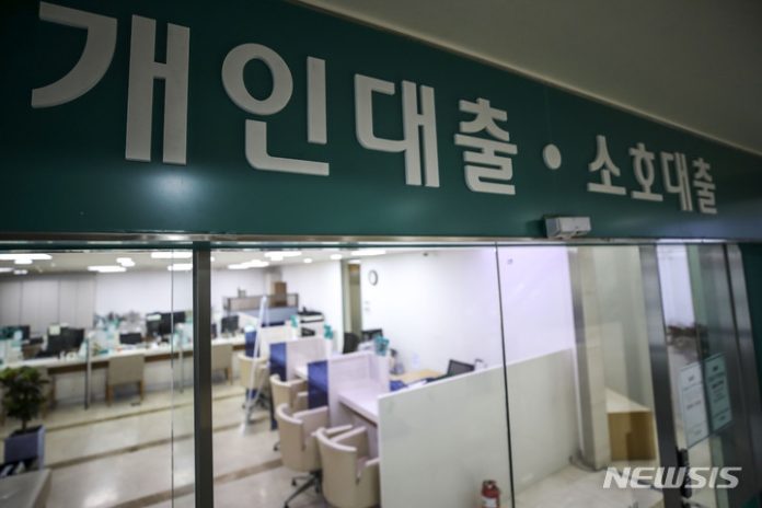 [서울=뉴시스] 정병혁 기자 = 자영업자들의 대출(사업자대출+가계대출)이 1000조원을 넘어선 것으로 알려졌다. 