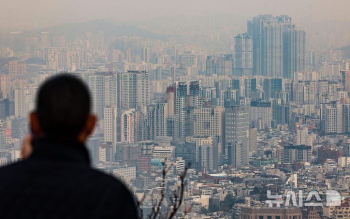 [서울=뉴시스] 황준선 기자 = 1일 서울 남산에서 아파트 밀집지역이 보이고 있다.한국은행이 기준금리를 3%로 2회 연속 인하함에 따라 부동산 시장도 주택 구입, 프로젝트 파이낸싱(PF) 등 대출금리 인하 가능성이 커졌지만, 지난 9월 스트레스 총부채원리금상환비율(DSR) 2단계 등 가계부채 억제를 위한 대출 규제가 강화된 만큼 전문가들은 이번 기준금리 인하의 부동산 시장 진작 효과가 제한적일 것으로 예상했다. 2024.12.01. hwang@newsis.com