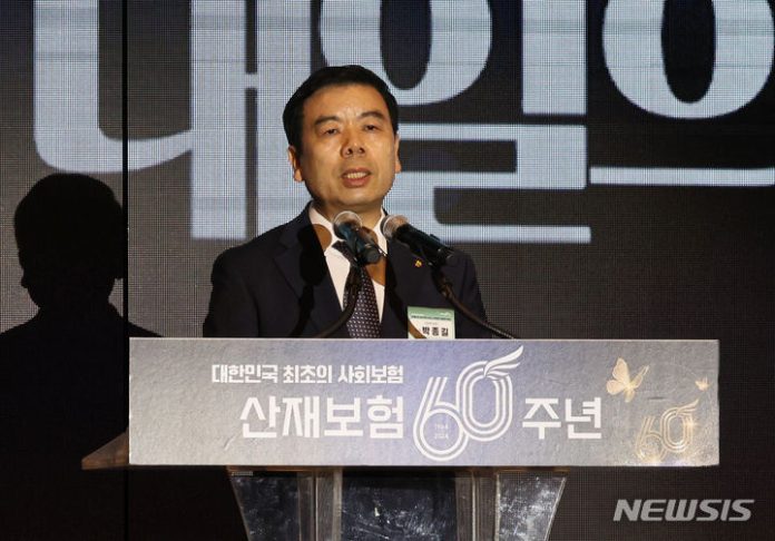 [서울=뉴시스] 김금보 기자 = 박종길 근로복지공단 이사장이 올 6월25일 서울 여의도 중소기업중앙회에서 열린 산재보험 60주년 기념식에서 기념사를 하고 있다. 2024.06.25. kgb@newsis.com